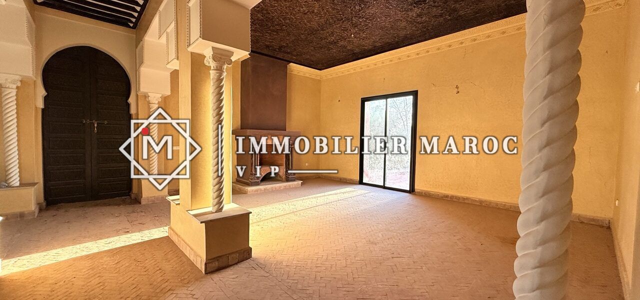 Salon marocain avec colonnes et plafond en bois peint – maison d'hôtes à vendre Palmeraie Marrakech