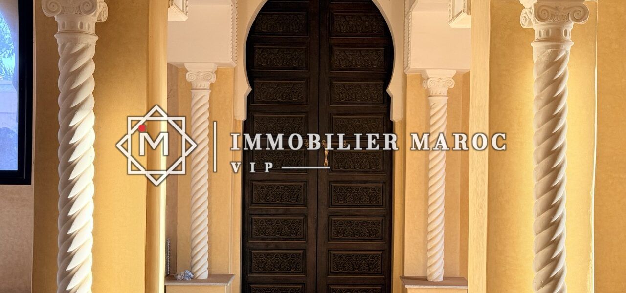 Porte en bois arabesque entre deux colonnes torsadées – riad à vendre Palmeraie Marrakech