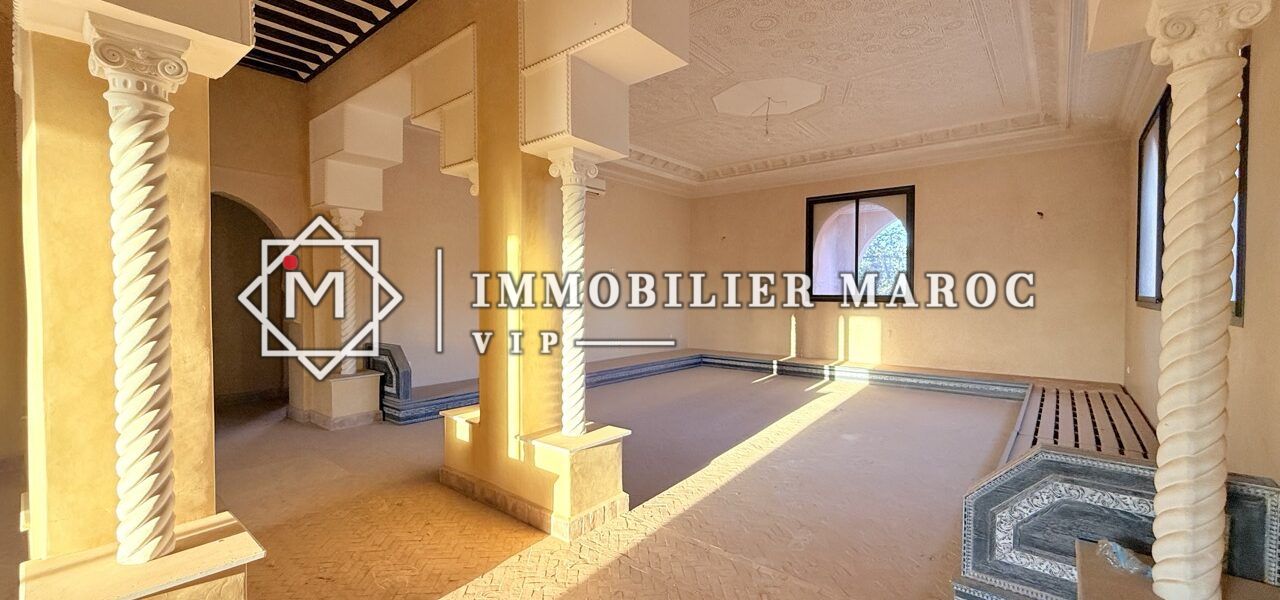 Salon traditionnel avec banquette en zellige et plafond à poutres – riad à vendre Palmeraie Marrakech