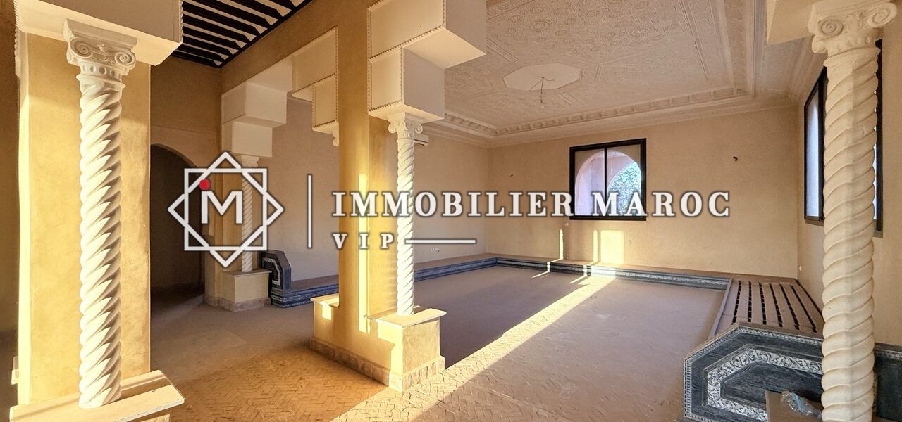 Espace de vie à colonnes sculptées et poutres apparentes – domaine à vendre Palmeraie Marrakech