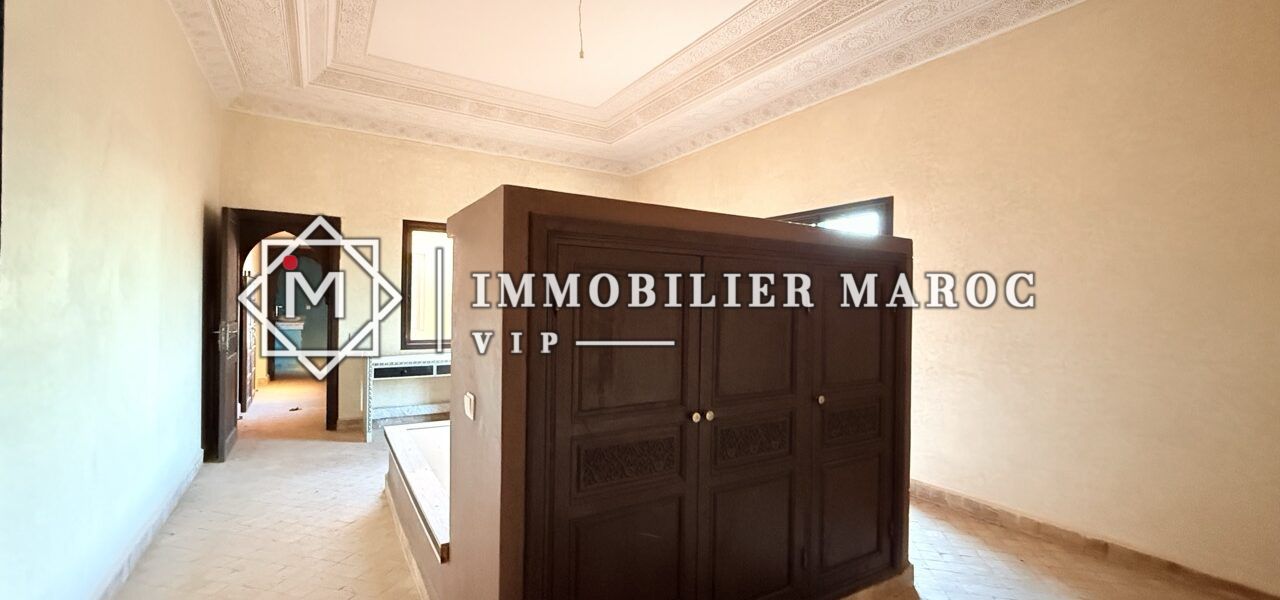 Chambre avec dressing en bois – maison d'hôtes de 15 suites à vendre Palmeraie Marrakech