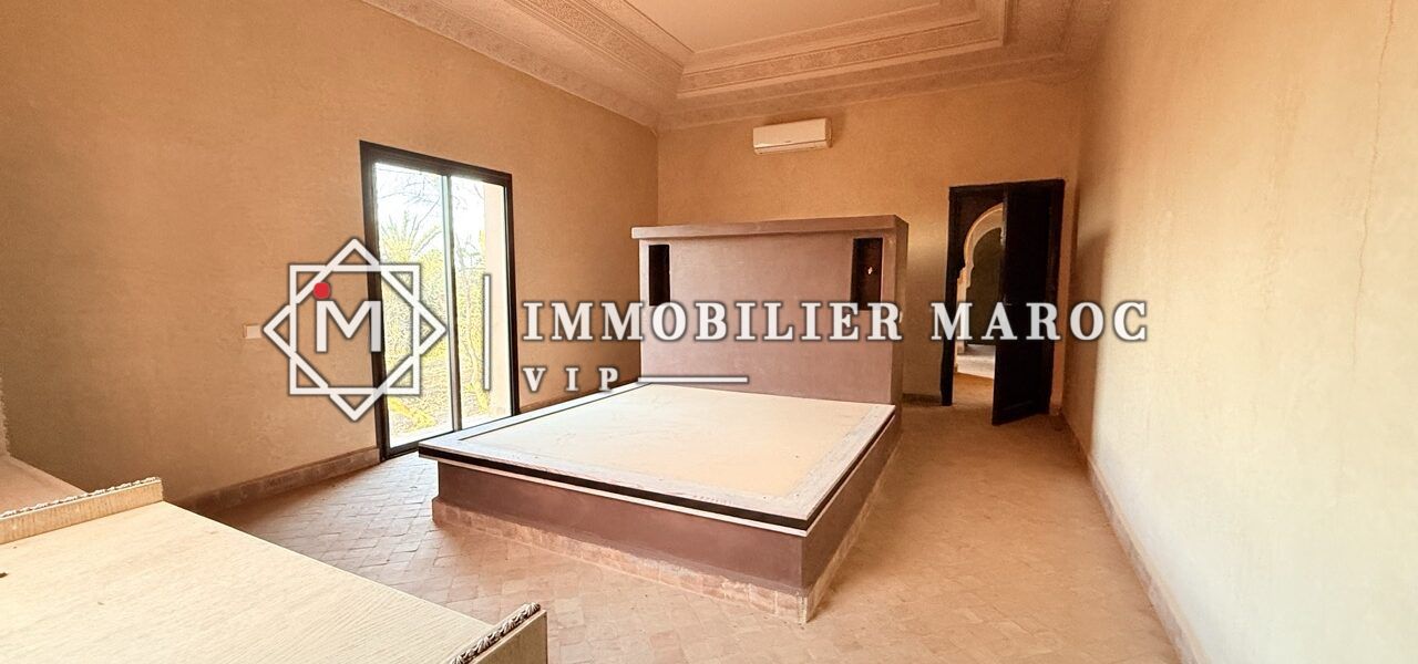 Suite lumineuse avec plafond en staff – riad à vendre à la Palmeraie de Marrakech