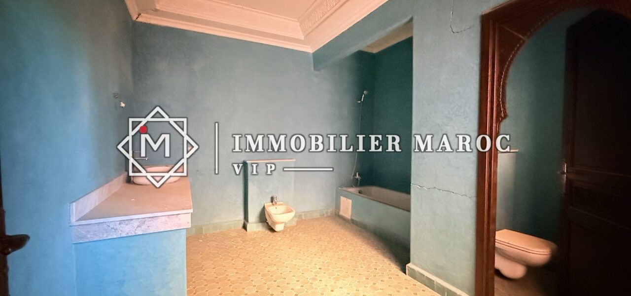 Salle de bain en tadelakt bleu – suite d'une maison d'hôtes à vendre Palmeraie Marrakech