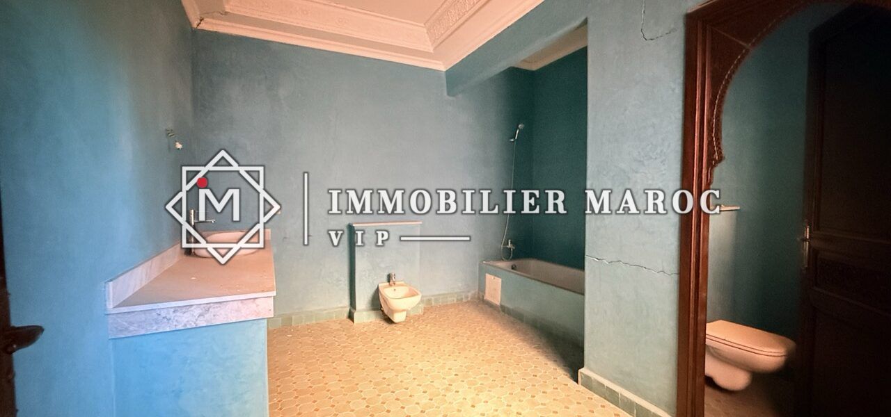 Salle d'eau bleue avec porte en arche – domaine touristique à vendre Palmeraie Marrakech