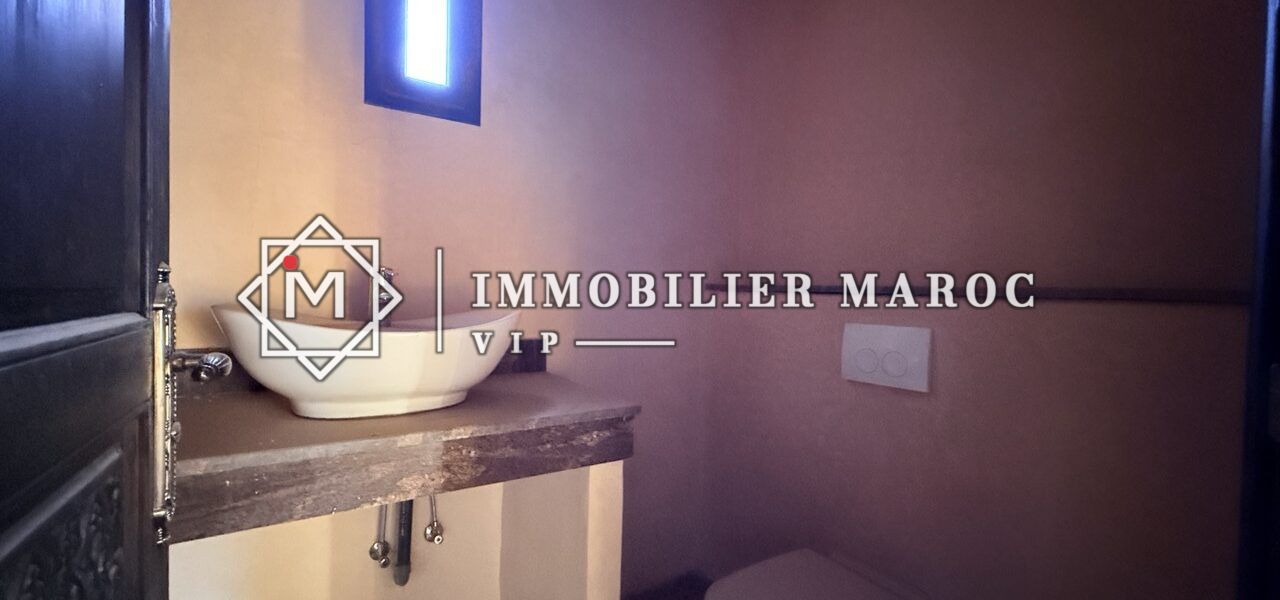 Salle d'eau avec vasque et WC suspendu – riad à vendre à la Palmeraie de Marrakech