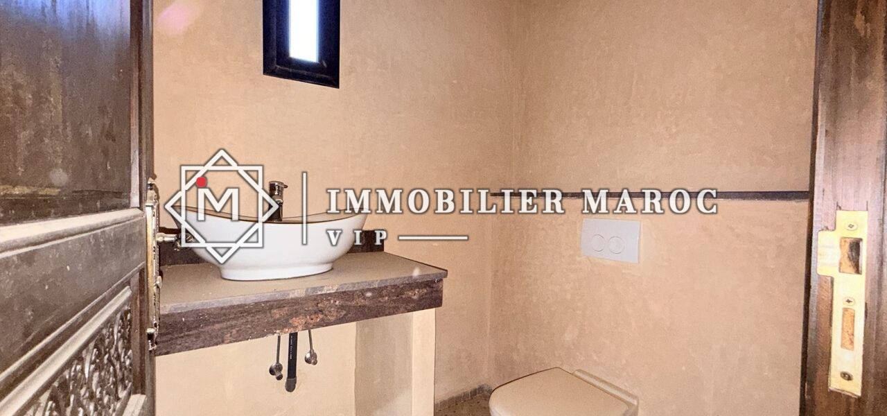 Salle d'eau avec vasque sur plan en pierre – maison d'hôtes à vendre Palmeraie Marrakech