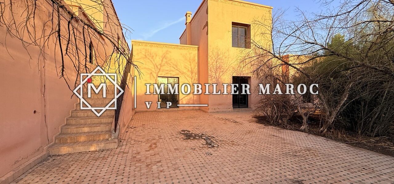 Façade arrière avec escalier extérieur – projet touristique à vendre à la Palmeraie de Marrakech