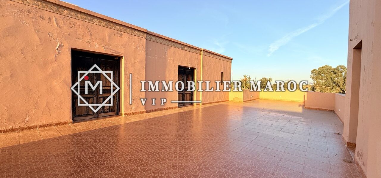 Grande terrasse carrelée devant le bâtiment – riad à vendre à la Palmeraie de Marrakech