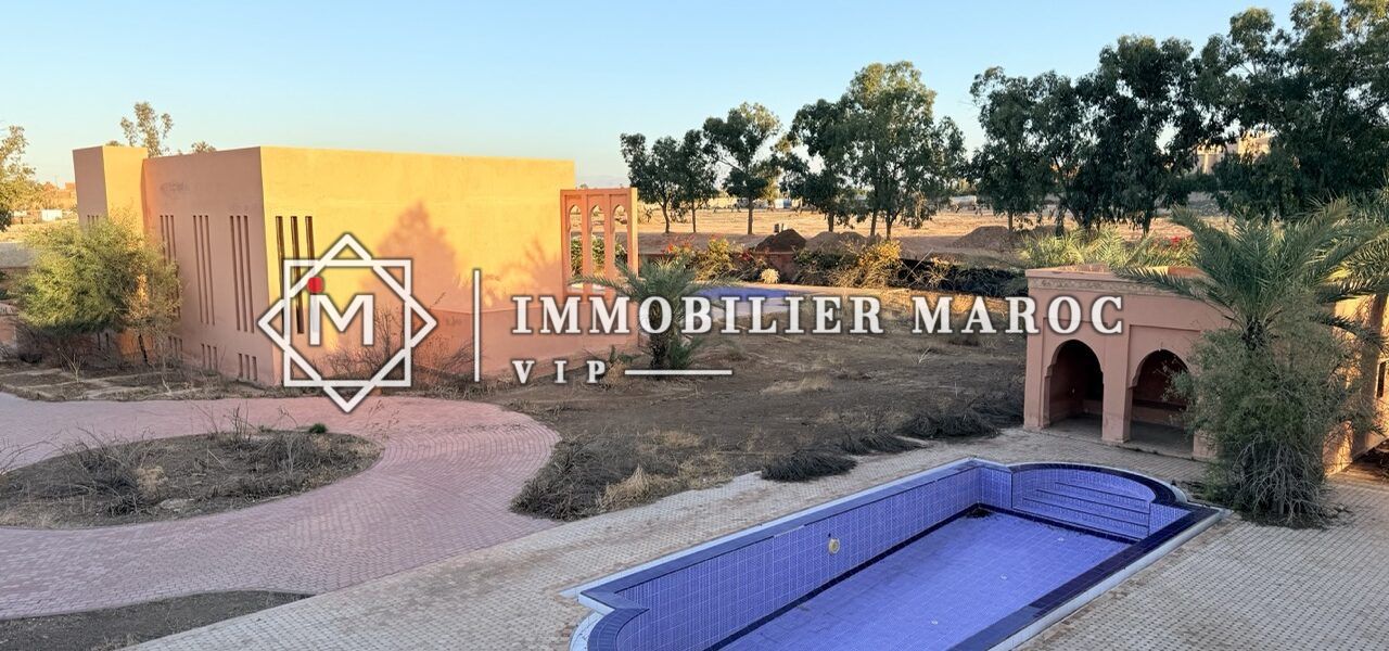 Piscine dans un jardin paysager face à une villa – maison d'hôtes à vendre Palmeraie Marrakech
