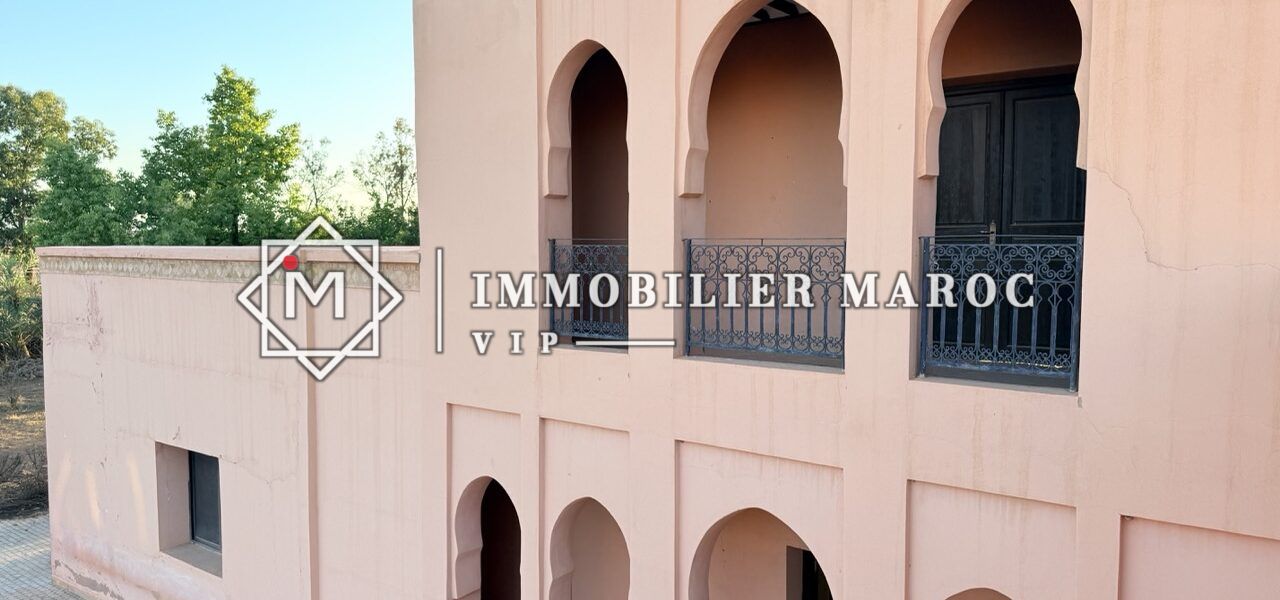 Façade à arcades sur deux niveaux – riad marocain à vendre à la Palmeraie de Marrakech