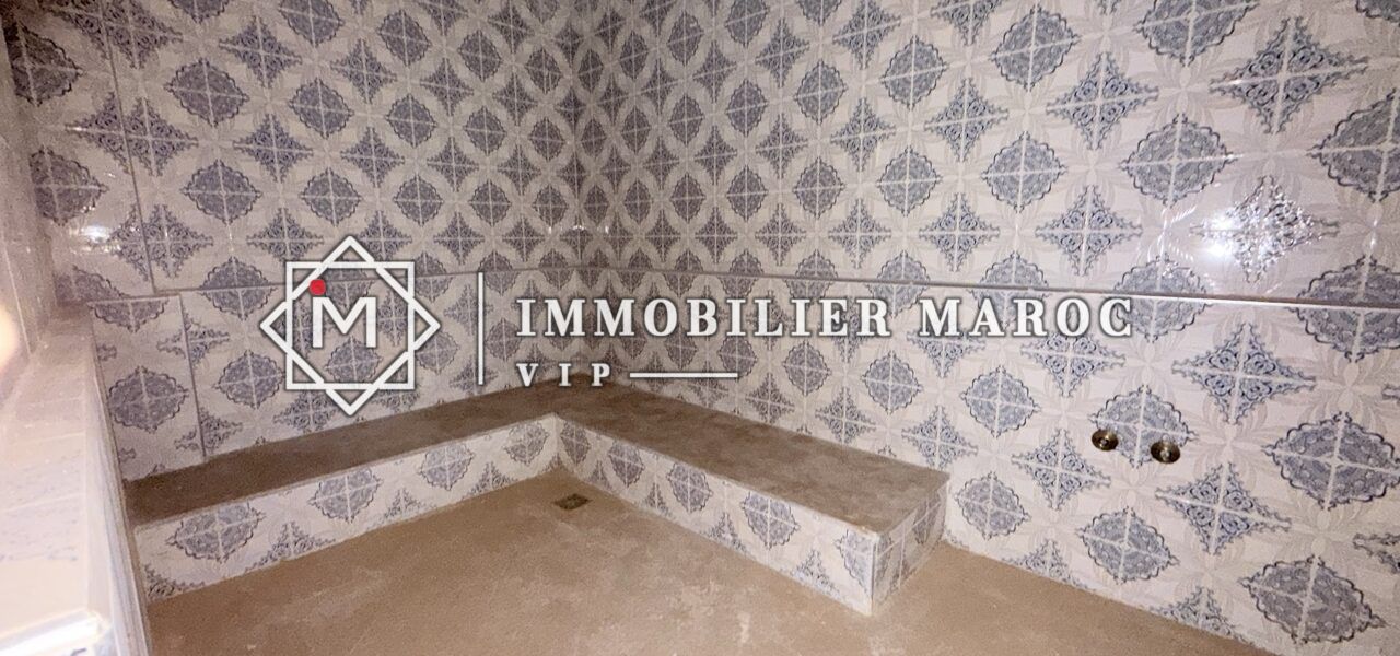 Hammam beldi carrelé avec banquettes – spa d'un domaine à vendre à la Palmeraie de Marrakech