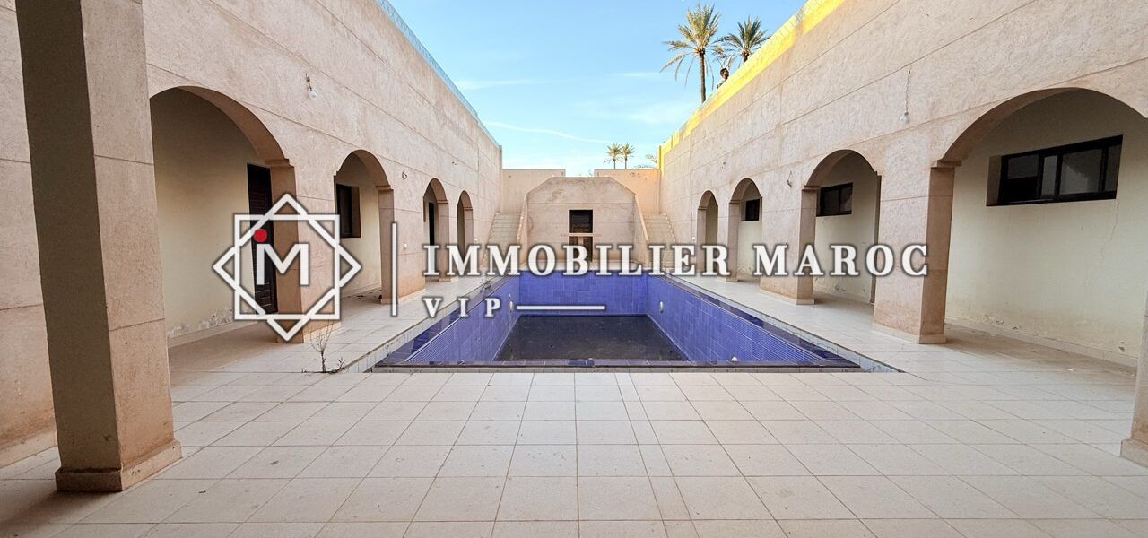 Piscine du spa sous galerie à arcades – domaine de 15 suites à vendre Palmeraie Marrakech