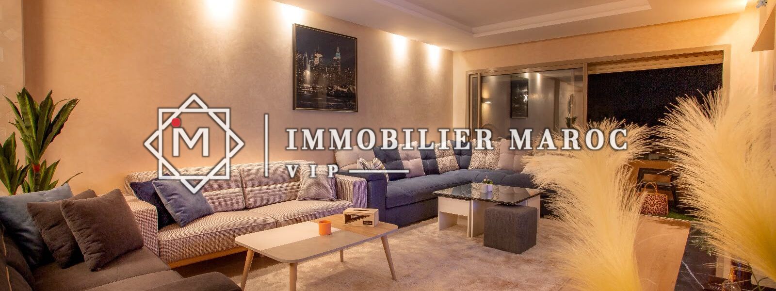 Salon lumineux avec baie vitrée de l'appartement à louer à Prestigia, Marrakech
