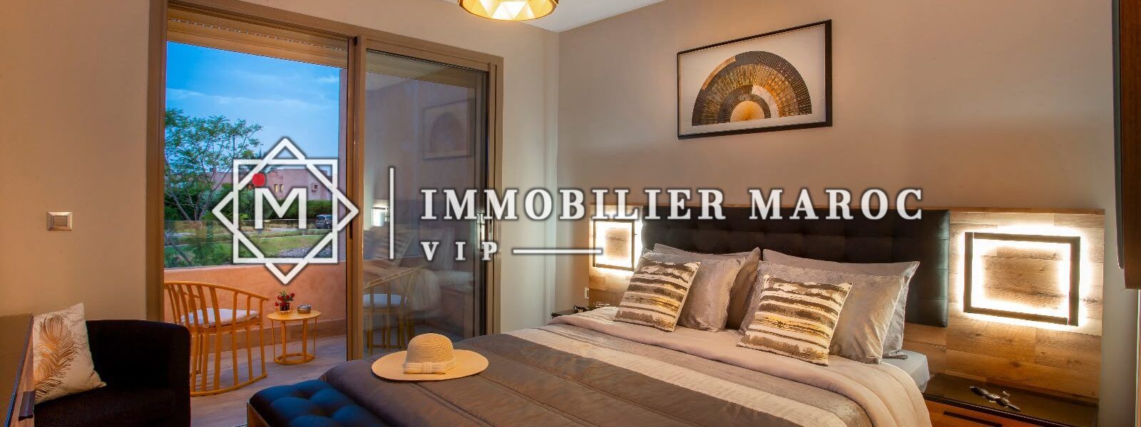 Chambre principale avec baie vitrée et accès terrasse, appartement à louer à Prestigia, Marrakech