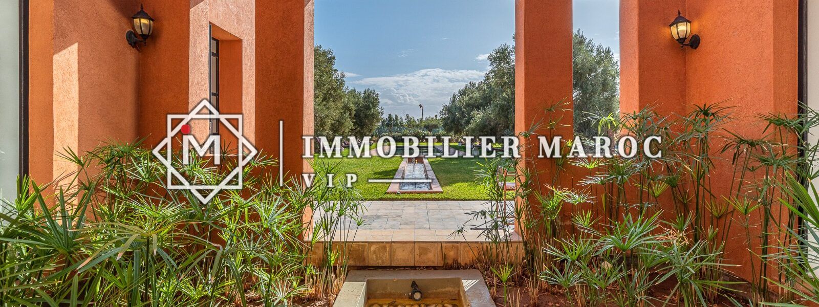 Patio intérieur avec bassin et plantes, villa à vendre route d'Amizmiz, Marrakech