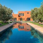 Piscine de 12 × 4 m bordée d'oliviers devant la villa à vendre avec VNA, route d'Amizmiz, Marrakech