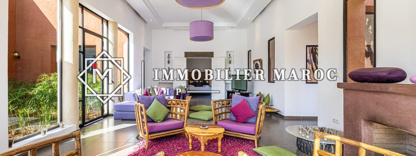 Salon lumineux avec cheminée, villa de 450 m² à vendre route d'Amizmiz, Marrakech