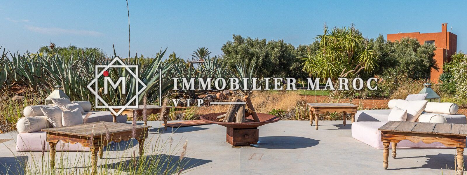 Espace de détente extérieur avec transats dans le jardin, villa à vendre route d'Amizmiz, Marrakech